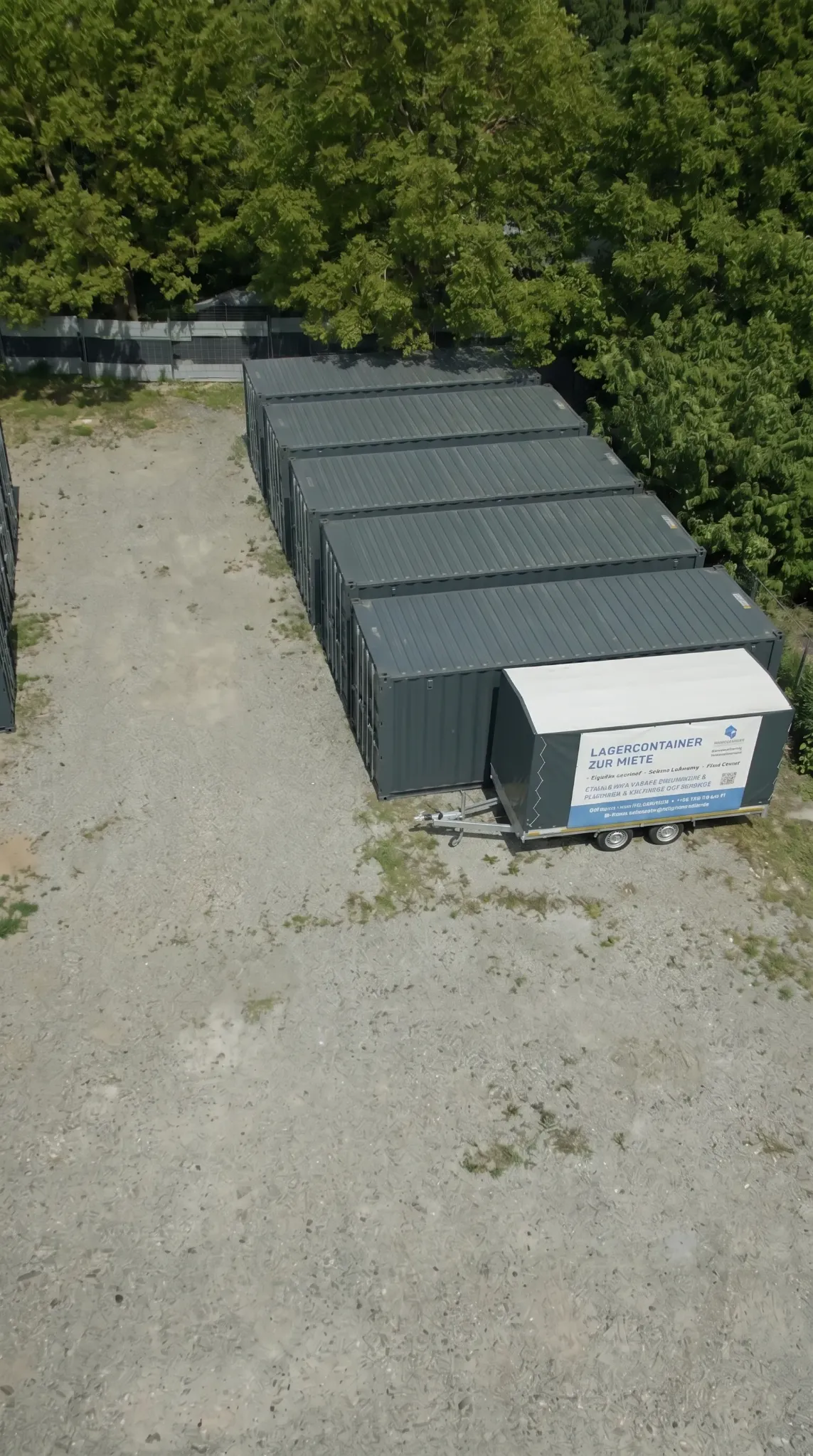 Luftaufnahme des Containerparks mit Werbeanhänger "Lagercontainer zur Miete".