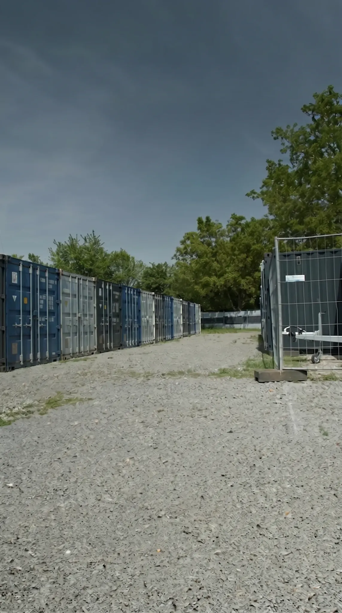 Reihe von Containern mit freiem Weg und blauem Himmel.