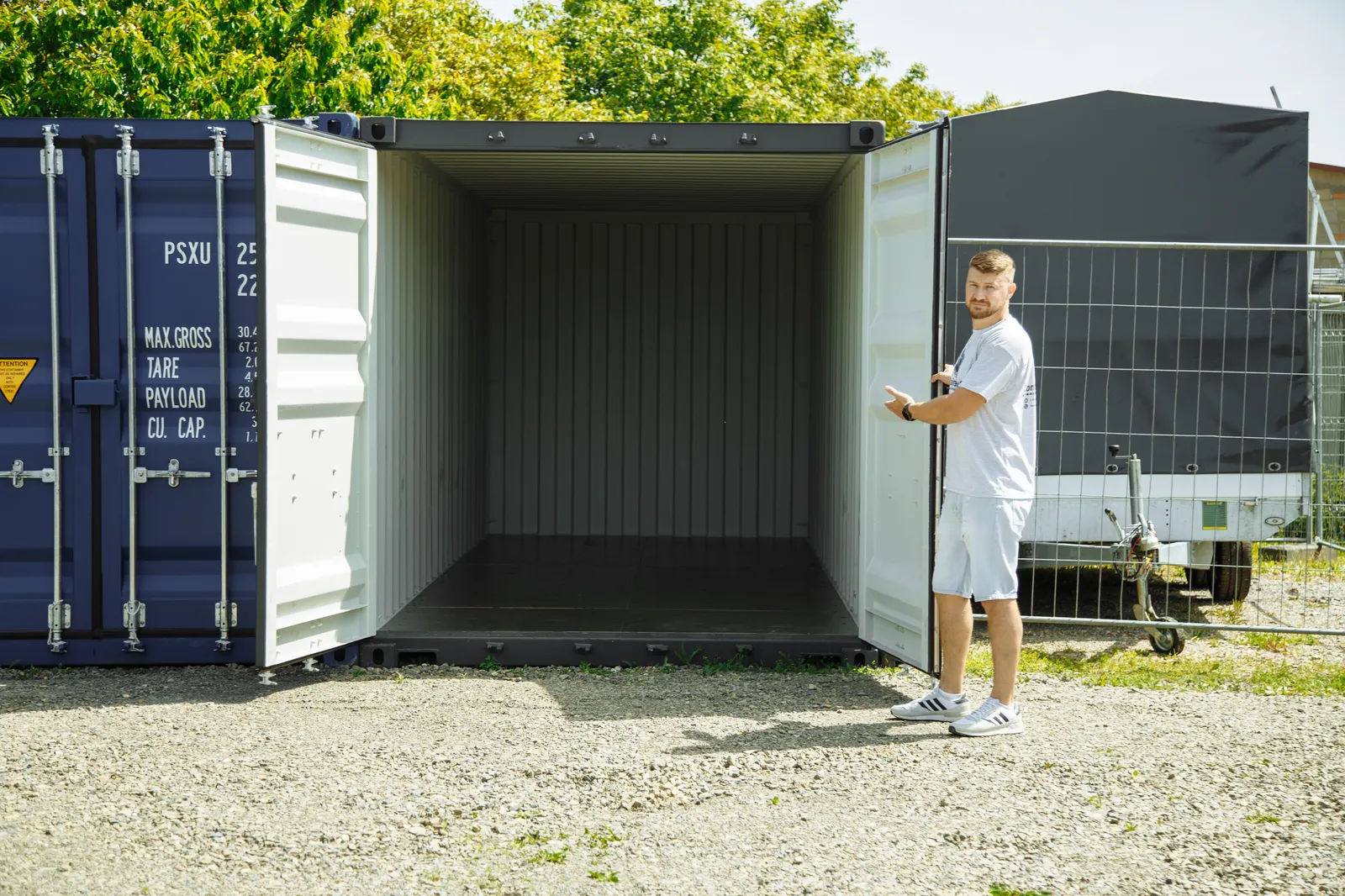 Offener, leerer Container mit Mitarbeiter, der hineinzeigt.